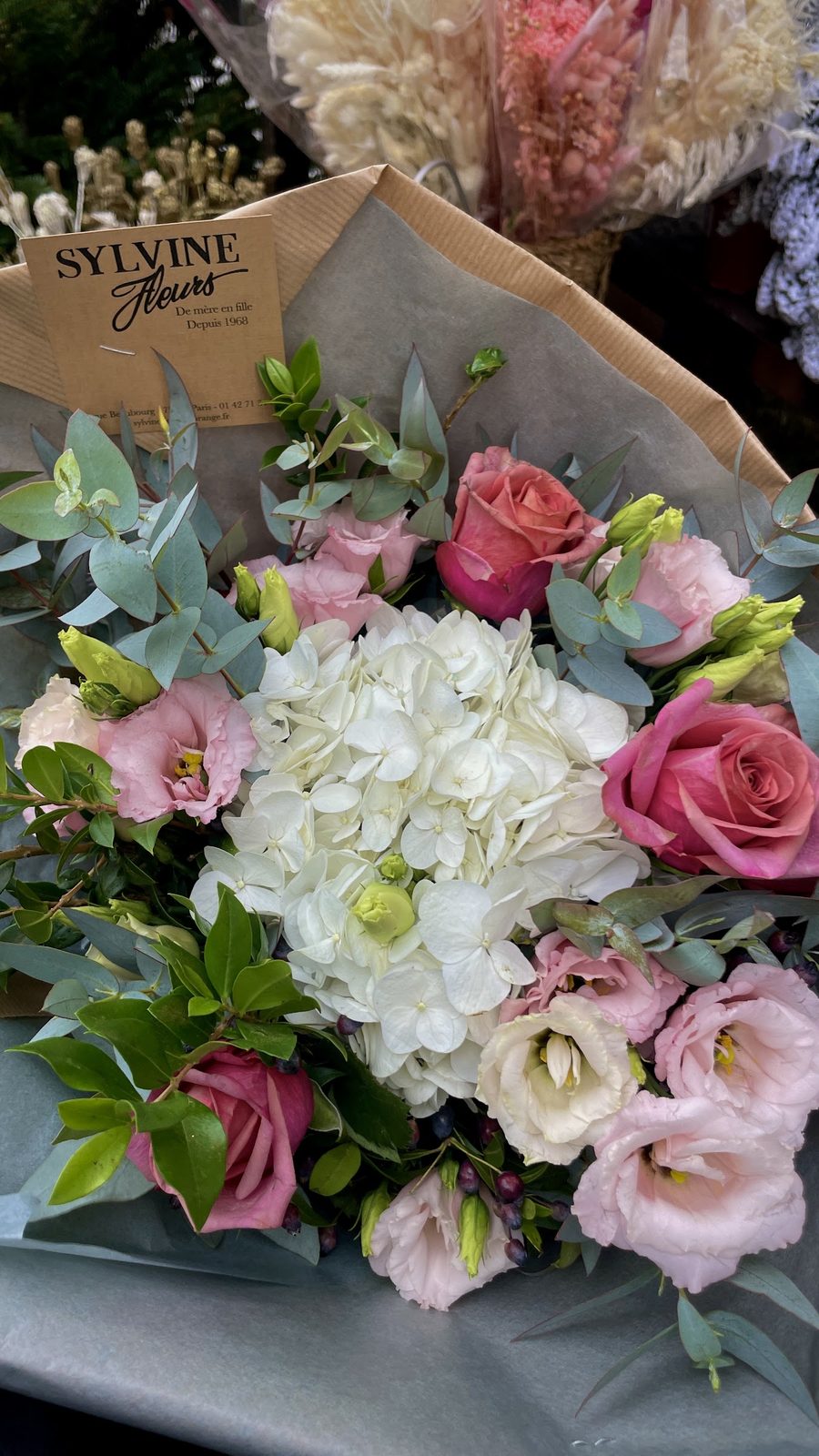 Bouquet blanc et rose dans son papier