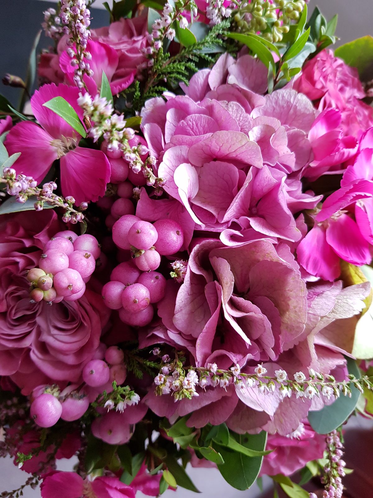 Bouquet d’hortensia rose et de baies