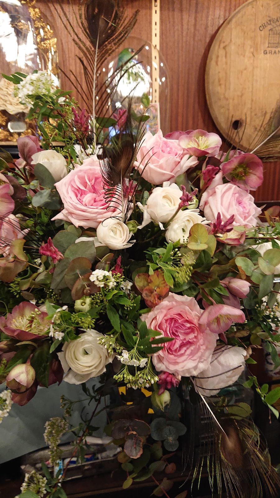 Bouquet de roses pâles et de renoncules