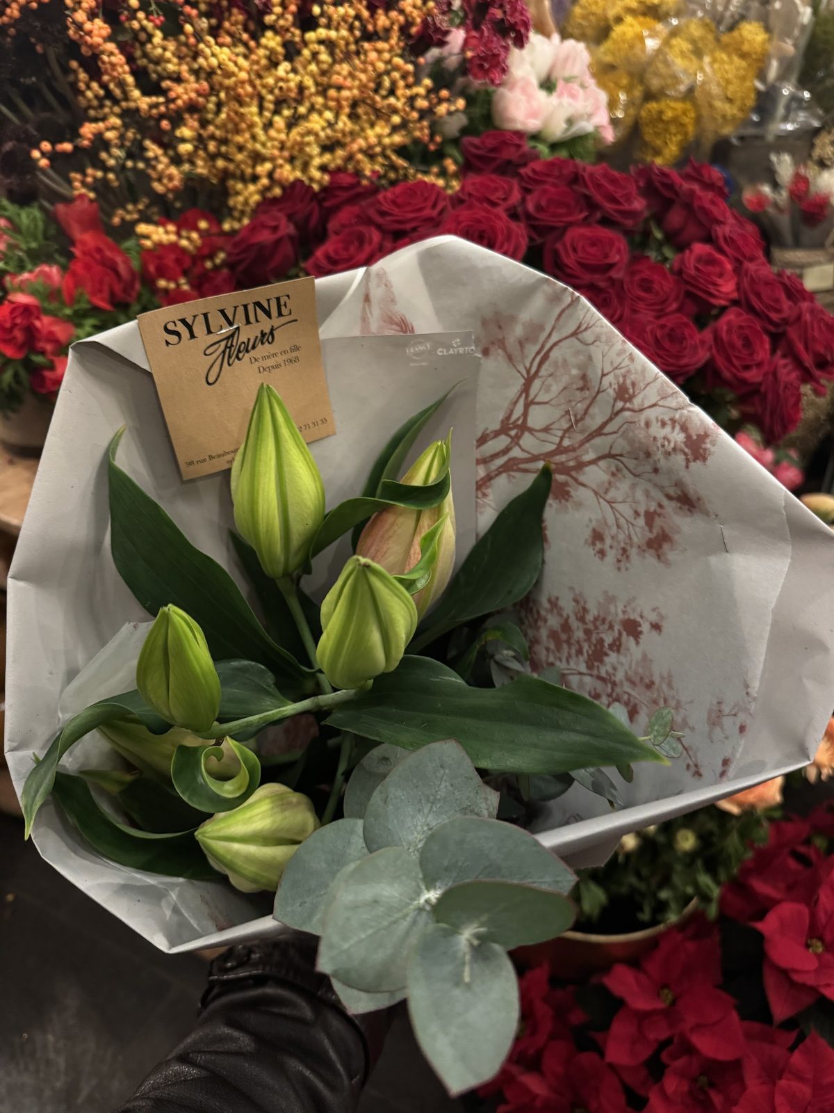 Bouquet rouge et blanc, lys et roses, dans le papier signé Sylvine Fleurs