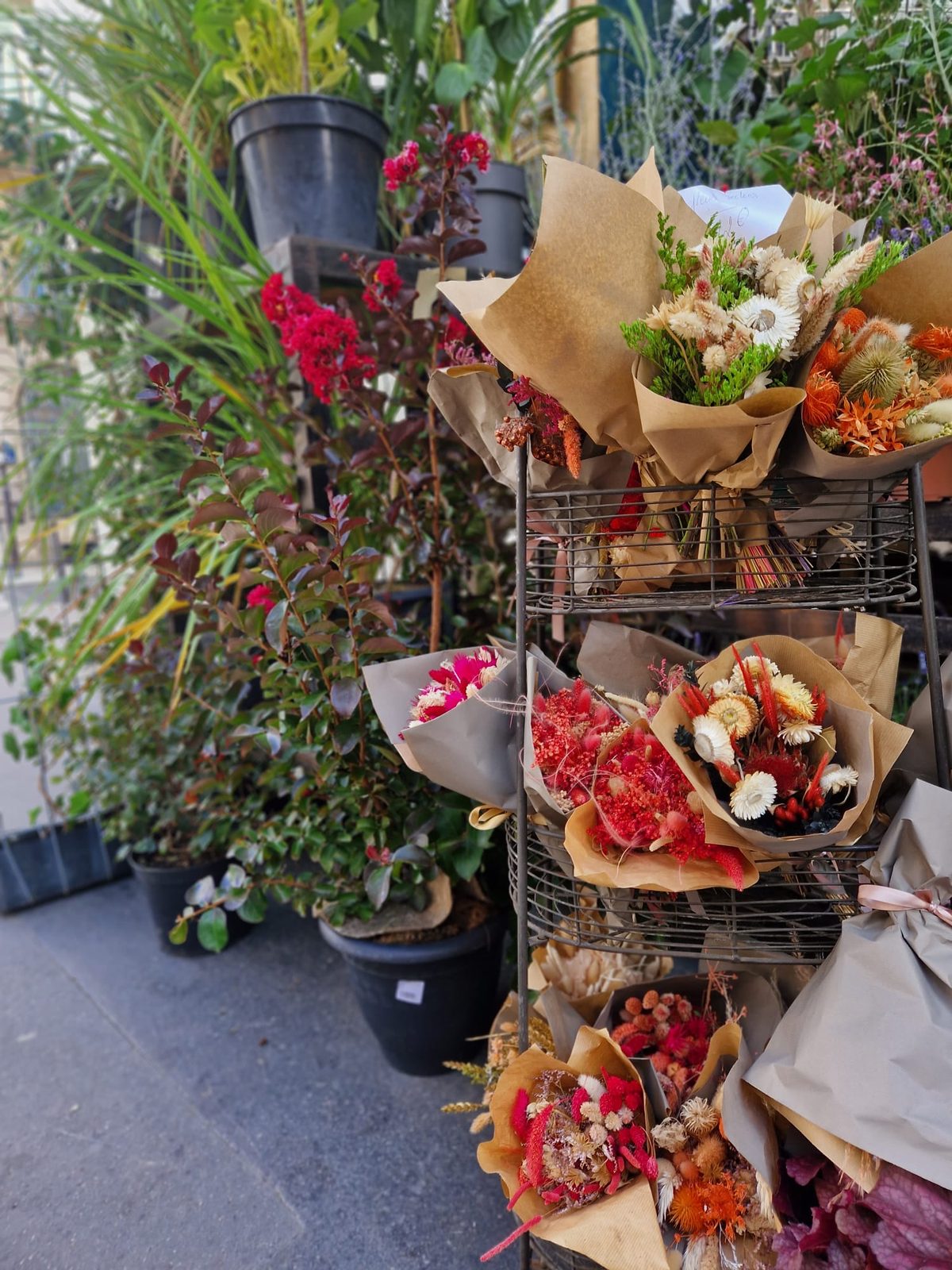 Bouquets emballés dans du papier kraft, prêts à partir