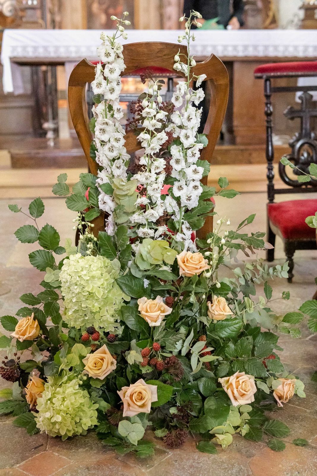 Composition haute pour une cérémonie : roses, hortensias et feuillages