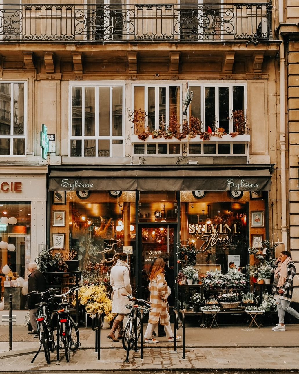 La façade en hiver, lumières chaudes derrière la vitrine