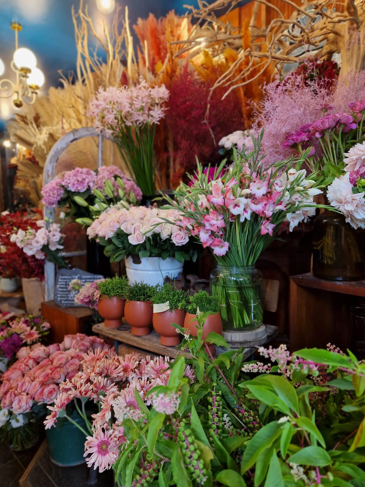 Étal de fleurs pastel : pivoines, œillets et feuillages