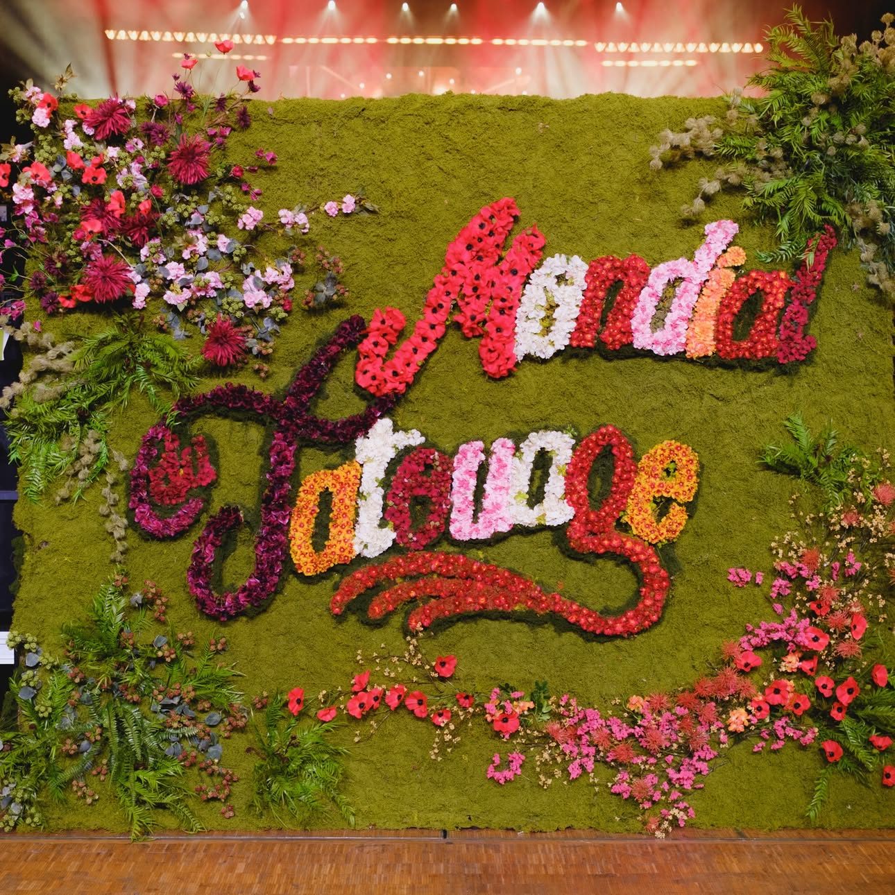 Mur floral réalisé par la boutique pour un événement