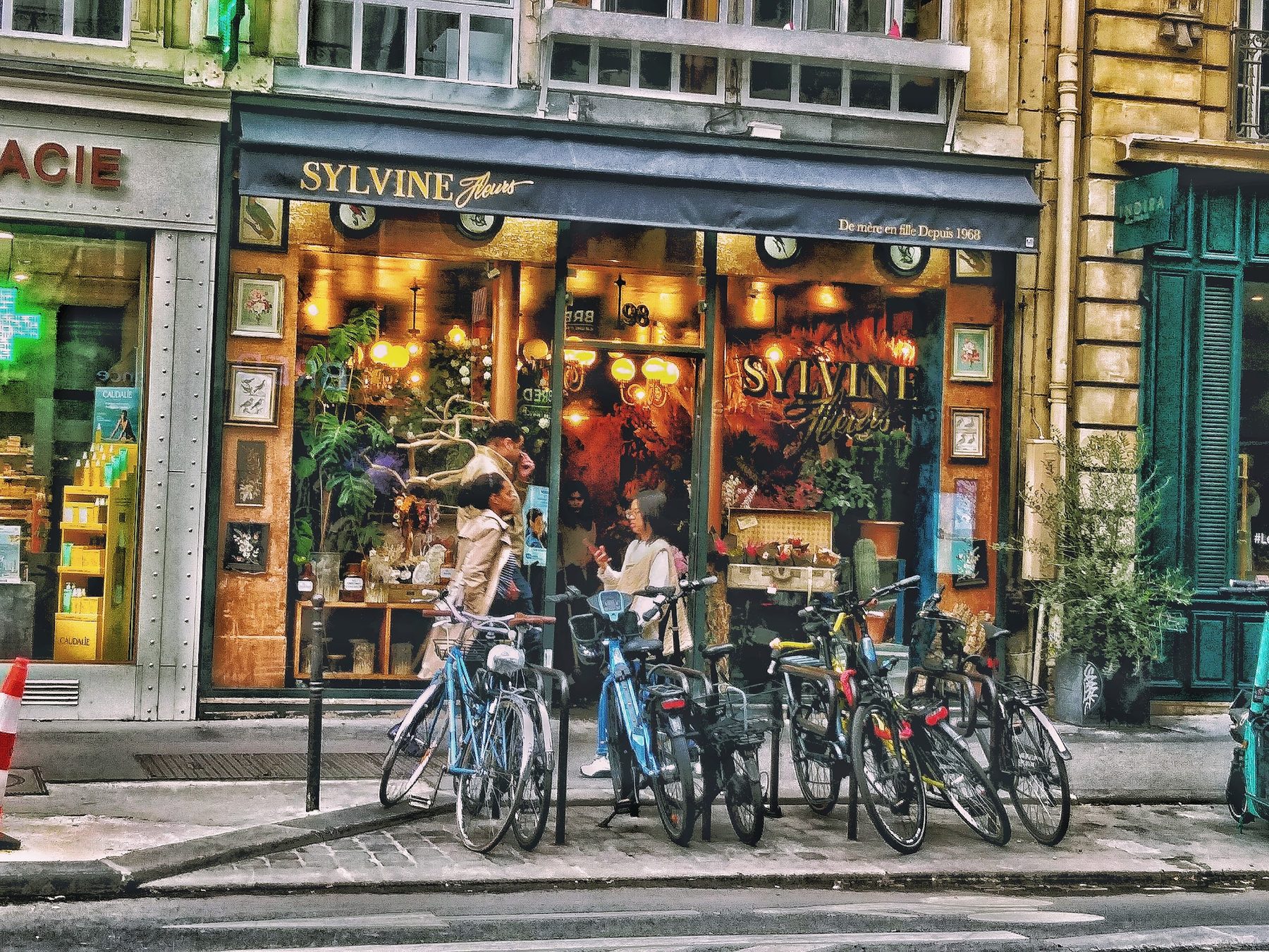 La boutique dans la rue Beaubourg, entre la pharmacie et les immeubles en pierre